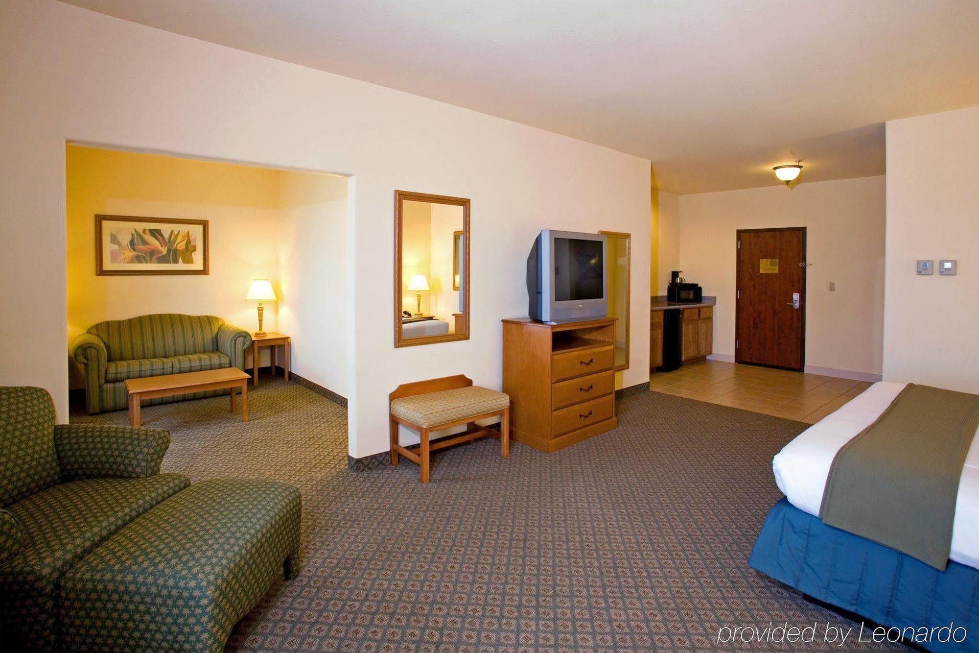 Holiday Inn Express Hotel & Suites Rio Grande City, An Ihg Hotel Стая снимка